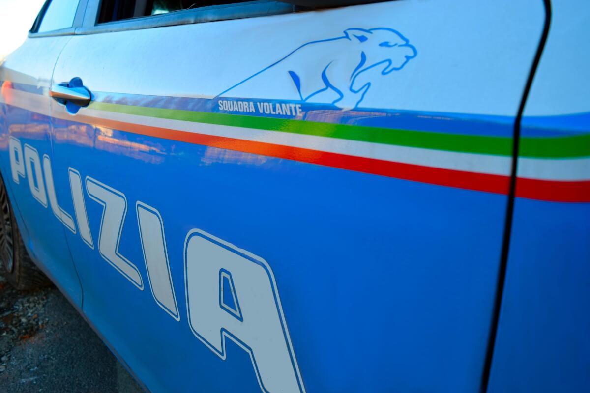 Trova i ladri in casa e li insegue, arrestati dalla polizia di Latina - 