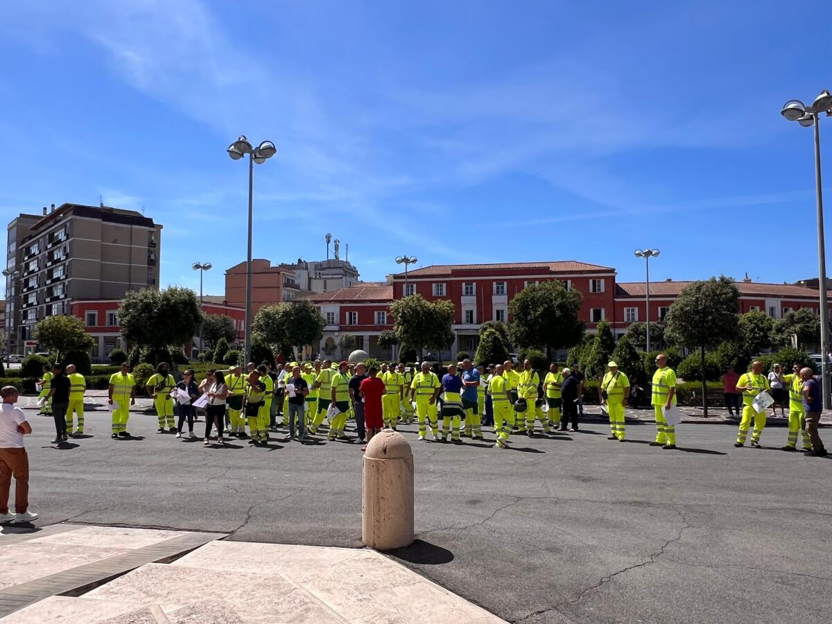 Protesta dei lavoratori della ABC di Latina. L'opposizione: “sindaca e assessori si assumano le loro responsabilità”. - 