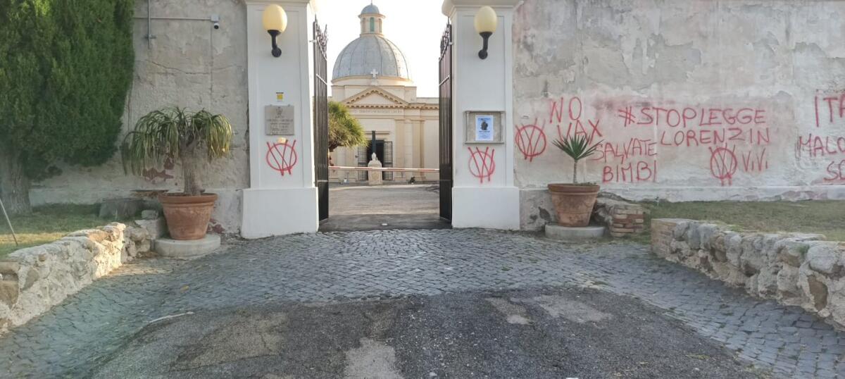 Vandali al cimitero di Anzio, operai già al lavoro per ripulire - 