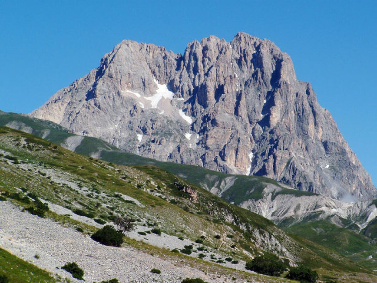 30enne di Latina scivola per 100 metri sul Corno Grande del Gran Sasso. Salva per miracolo. - 