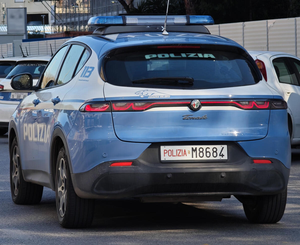 Rapinano famiglia di americani sul lungomare poi fuggono all'alt, 2 arresti - 