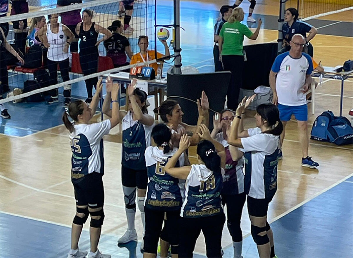 Esordio al cardiopalma per le Mamasharks Aprilia ai Mondiali di Catch'n Serve Ball. Oggi si gioca contro la formazione bulgara. - 