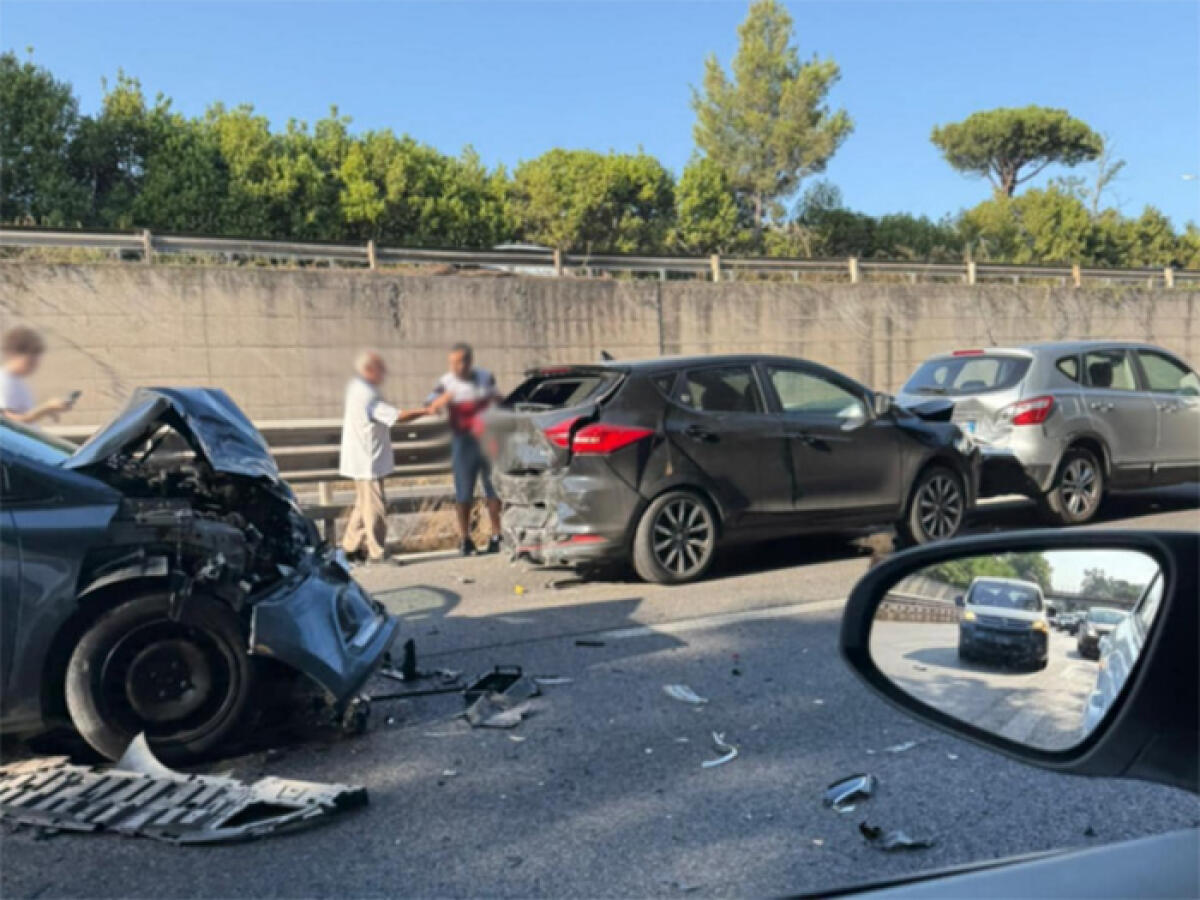 Incendio sulla Pontina. Disagi al traffico anche a causa di 3 incidenti, uno ad Aprilia. - 