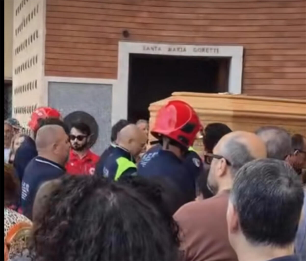 Aprilia saluta Roberto Cotterli: per lui un brano degli Stadio, applausi e le sirene dei mezzi Alfa - 