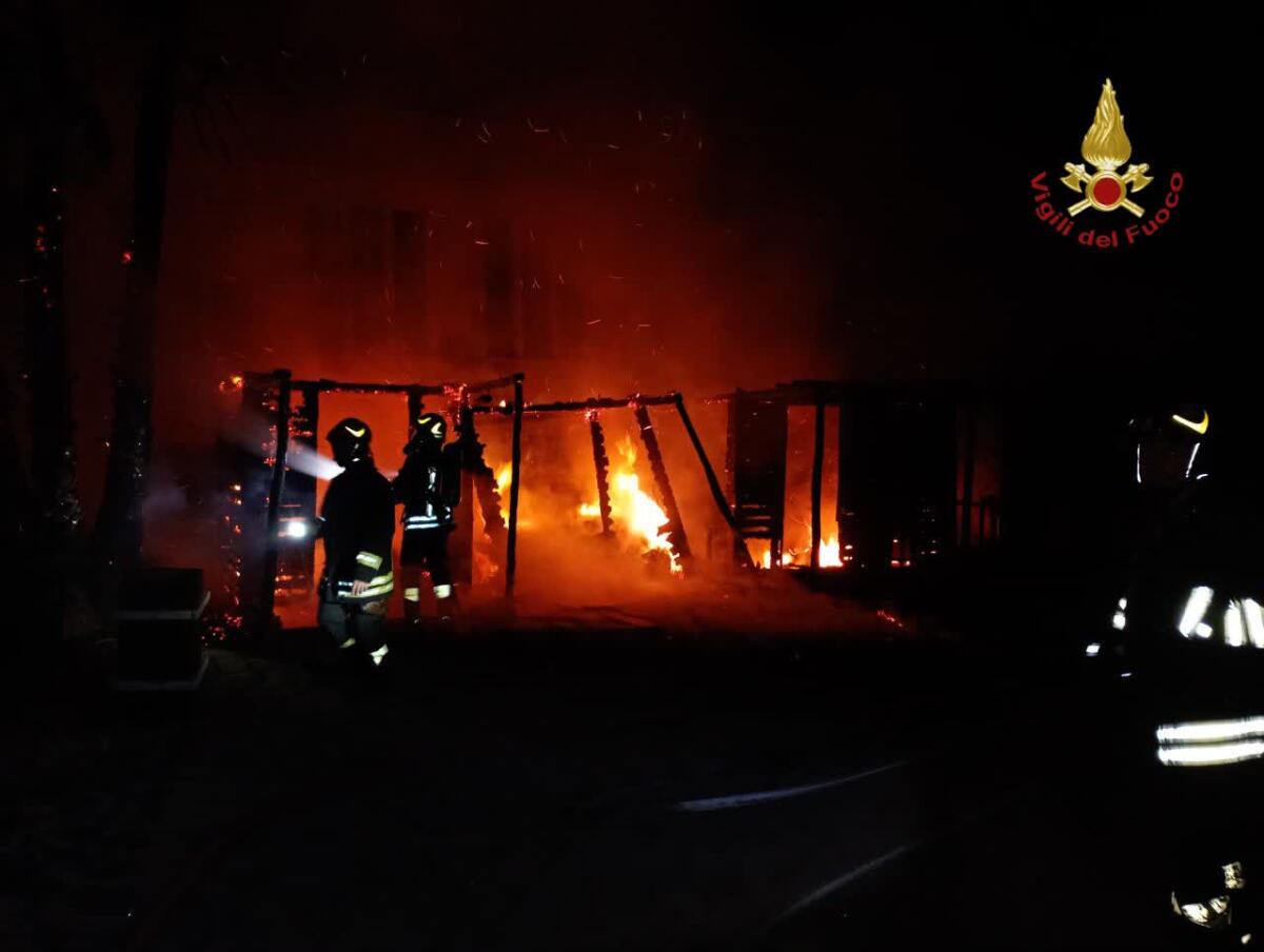 Stabilimento balneare in fiamme nella notte sul litorale romano. S’indaga. - 