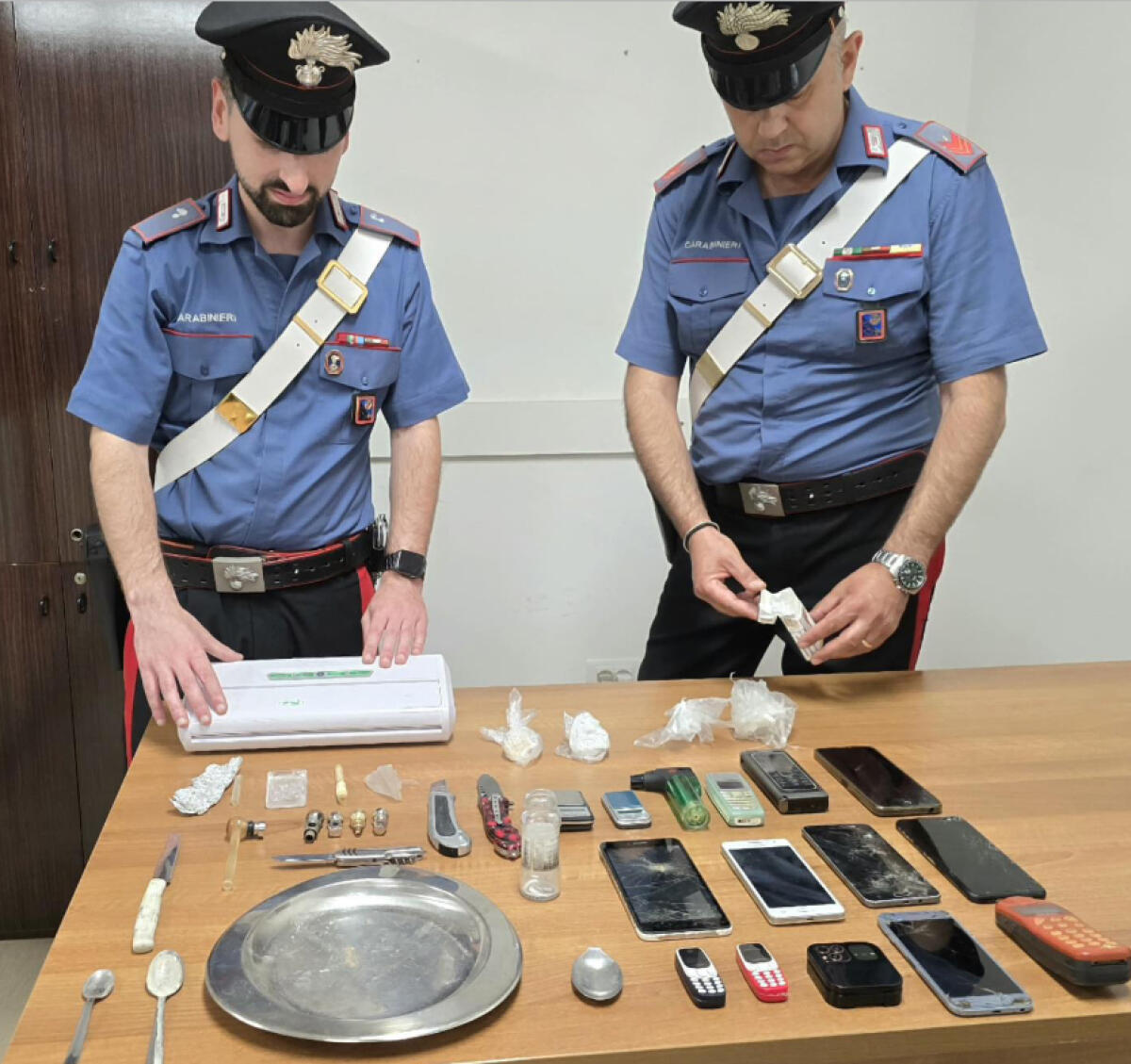 Un arresto per spaccio nel sud pontino, sequestrati 12 cellulari - 