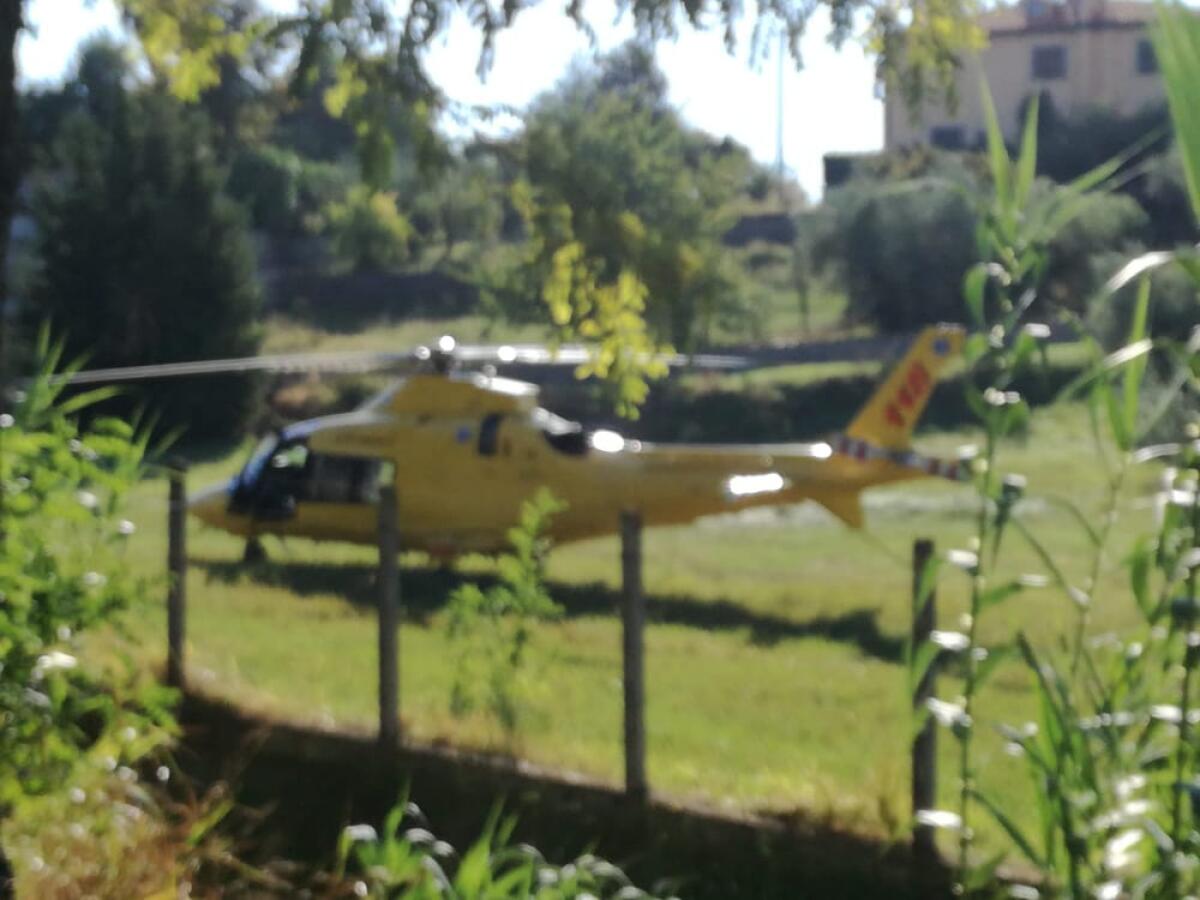 Scontro tra auto e moto in via Genio Civile ad Aprilia, un ferito grave - 