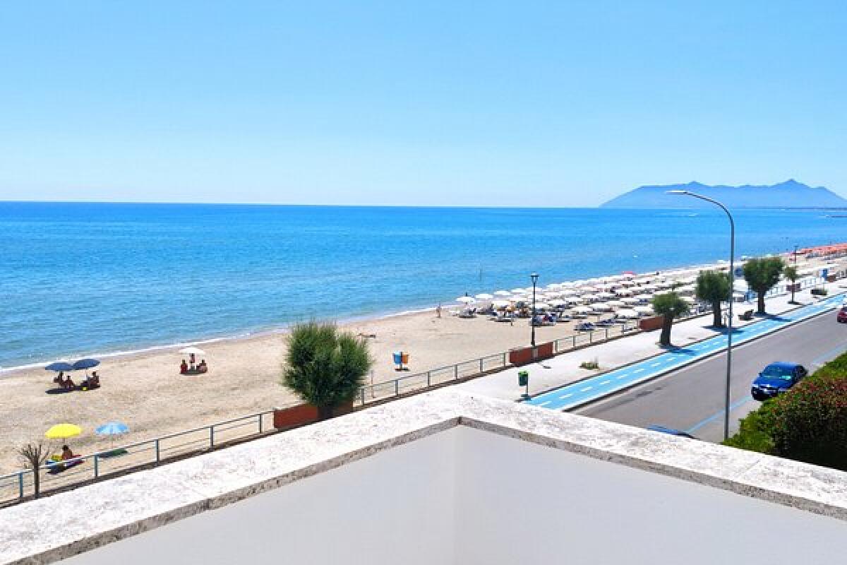 Tra le onde, priva di sensi: 12enne salvata dai soccorritori a Terracina ed elitrasportata a Roma. - 