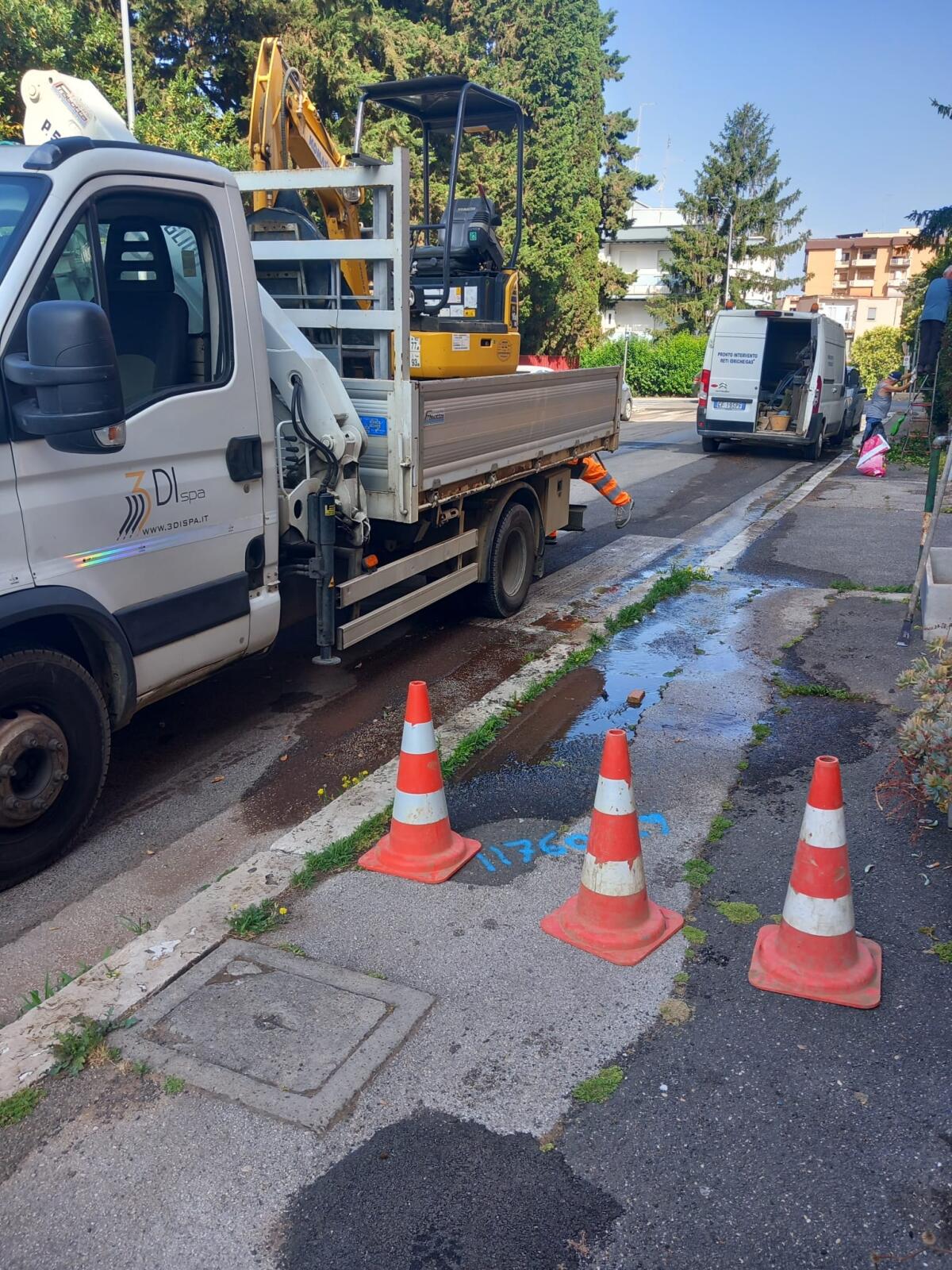 Perdita d'acqua in via IV Novembre ad Aprilia, finalmente l'intervento di Acqualatina - 