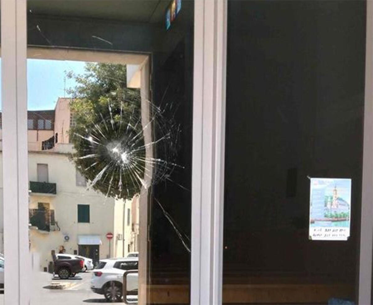 Lancia sassi contro una chiesa a Cisterna e contro gli agenti: 21enne denunciato - 