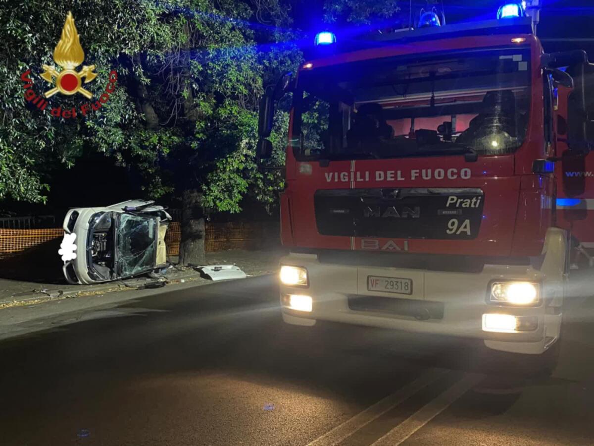 Microcar si ribalta in strada nella Capitale: Quattro ragazzi in codice rosso. - 