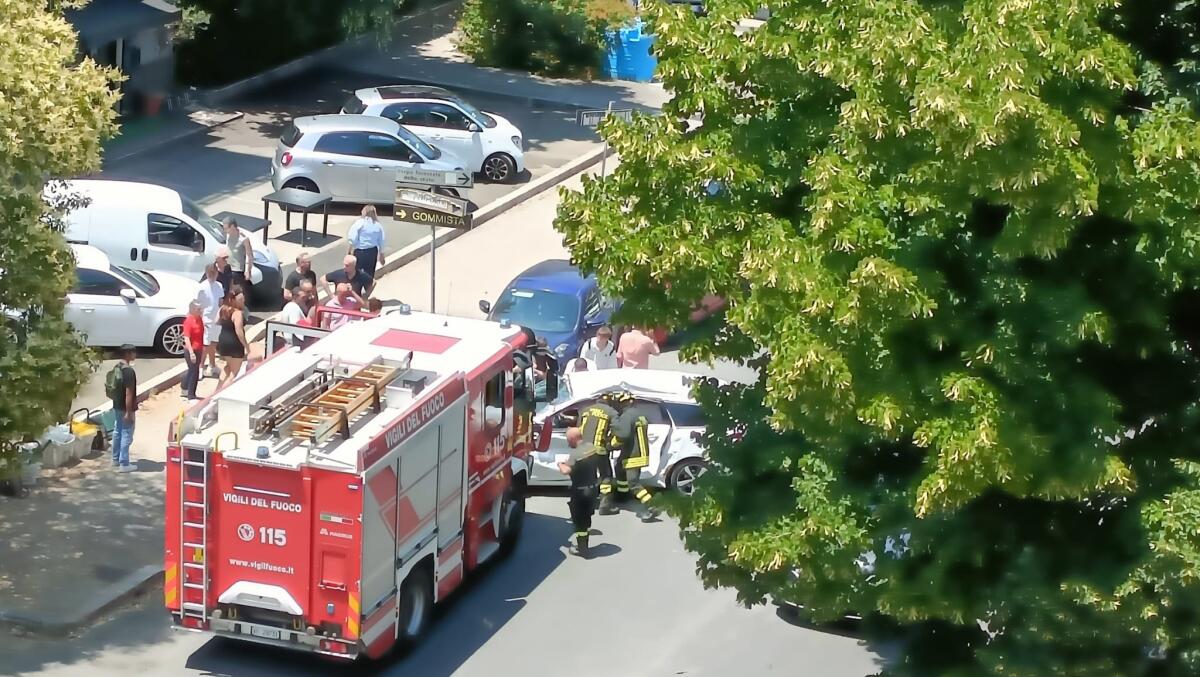 Vigili del fuoco travolgono un’auto a Latina, un ferito - 