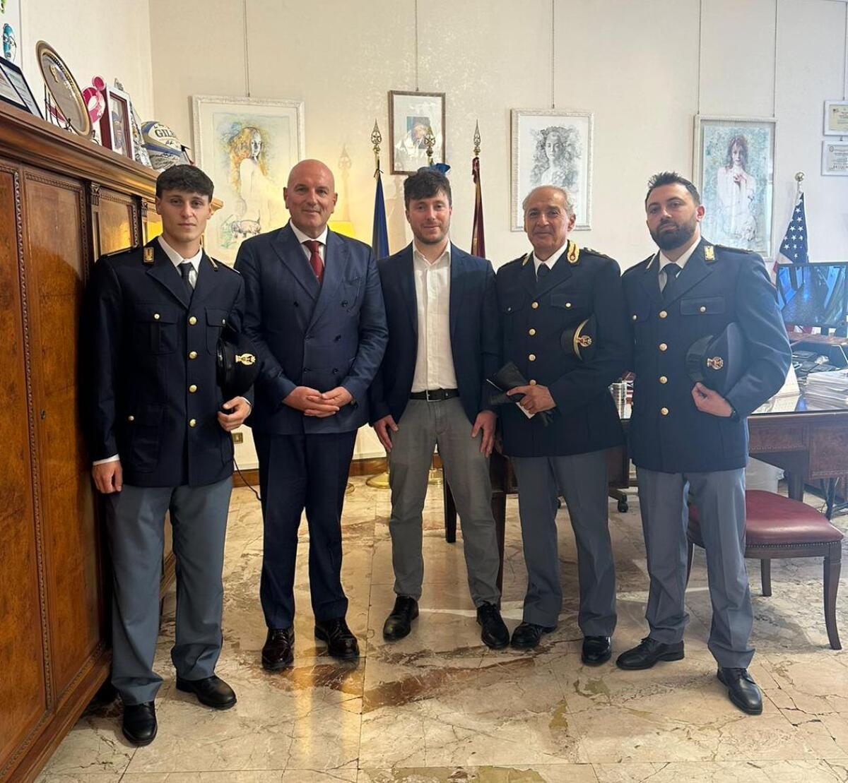 Corsa contro il tempo: poliziotti scortano in ospedale un’auto con a bordo un bambino colto da malore - 