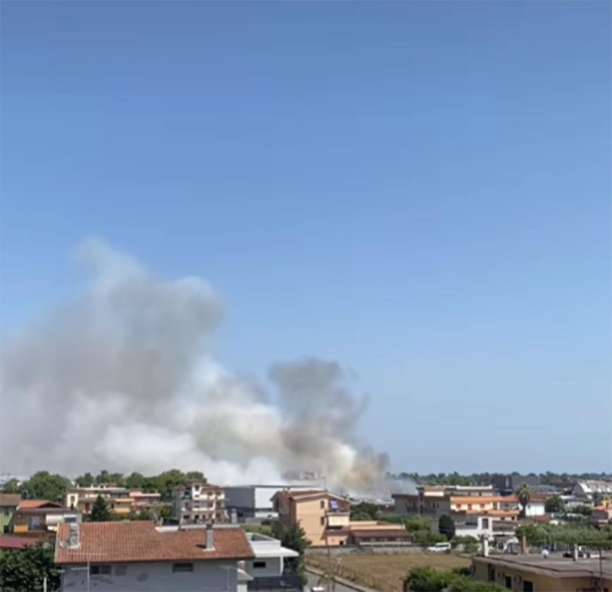 Incendio ad Aprilia, l'intervento vicino all'Ecocentro - 