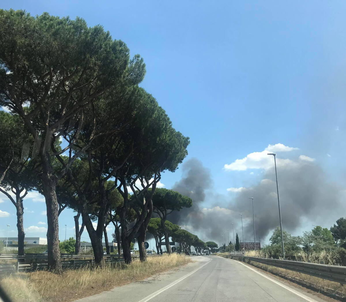 Fiamme sulla Pontina, all’altezza del Grande Raccordo Anulare. Code in entrambi i sensi di marcia. - 