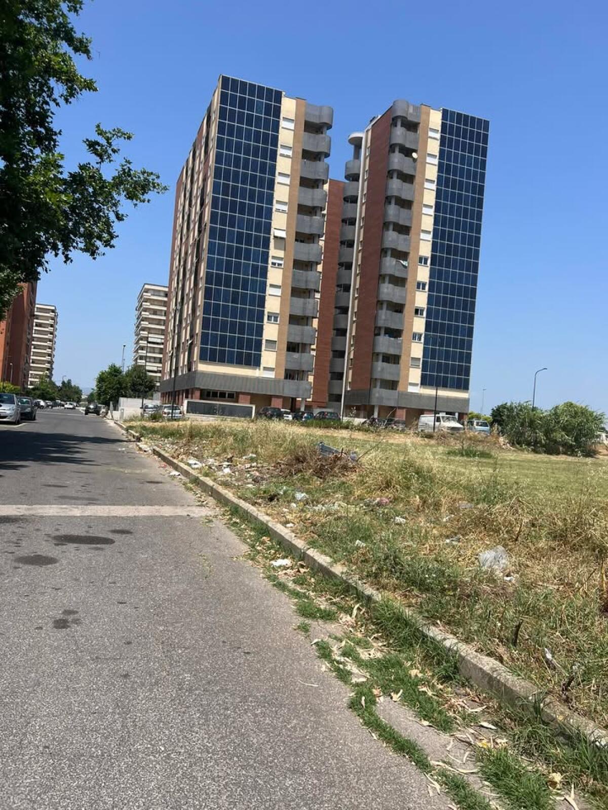 Aprilia - Rifiuti in via Londra: dopo la denuncia, la rimozione - 