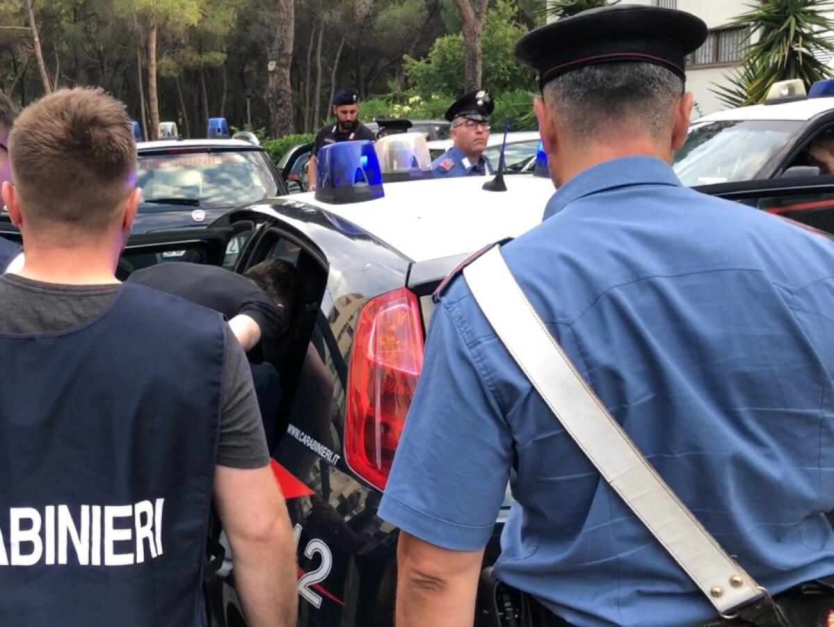 Anziana consegna a due truffatori tutto il contante che aveva in casa. I Carabinieri li arrestano durante la fuga. - 