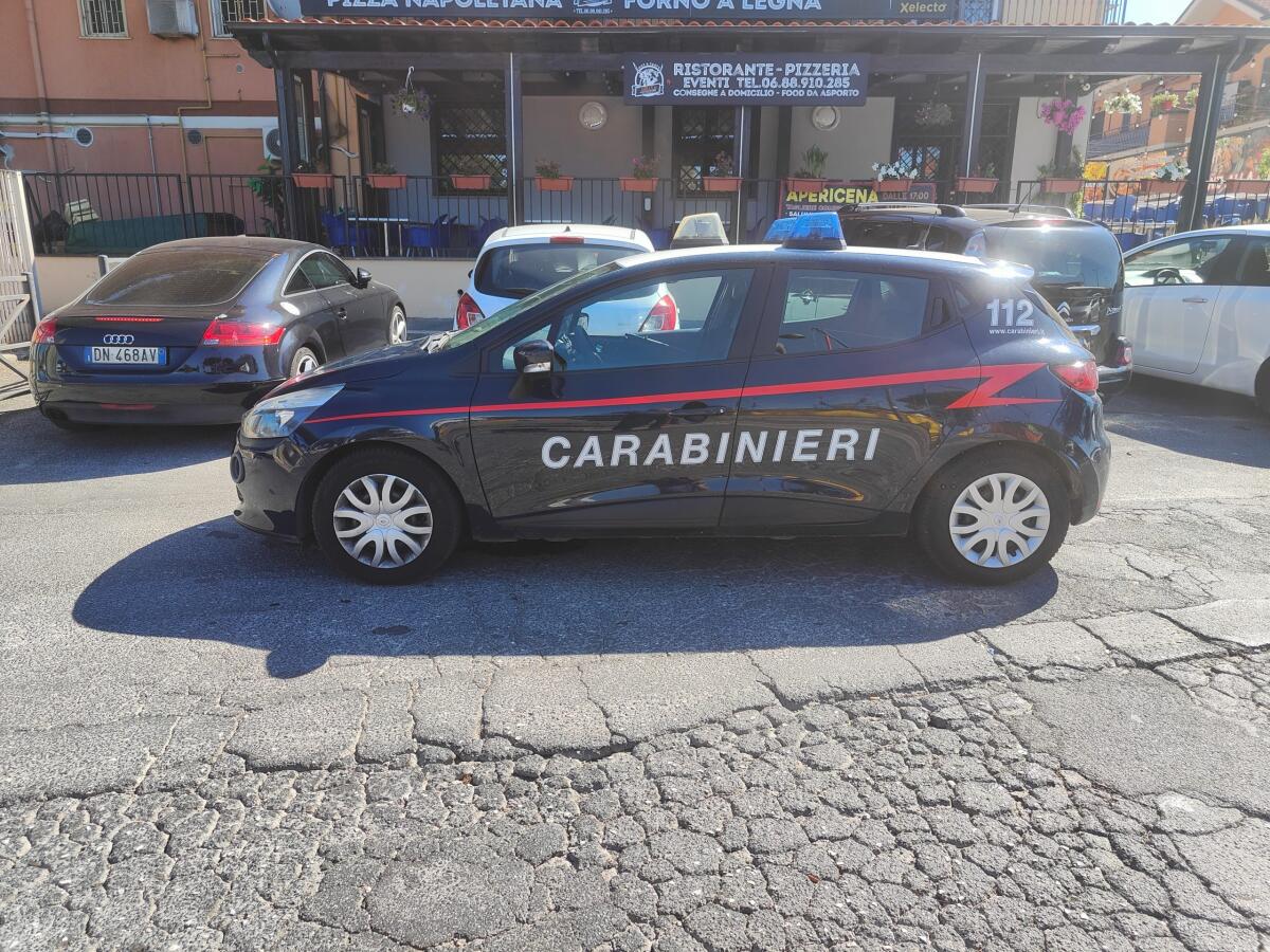 Minacce e botte per aver guardato una ragazza, 7 arresti e un minore denunciato - 