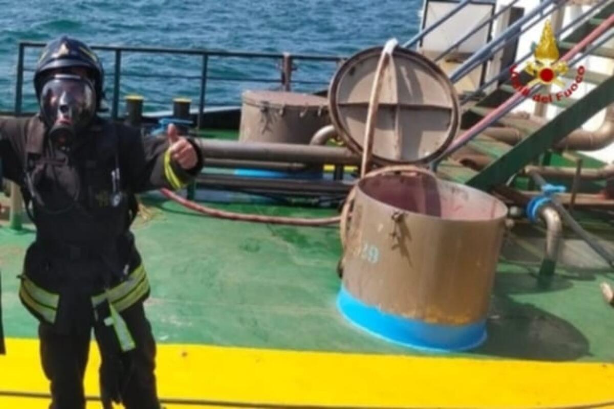 Esercitazione antincendio nel porto di Gaeta. Simulazione a bordo di una motonave. - 