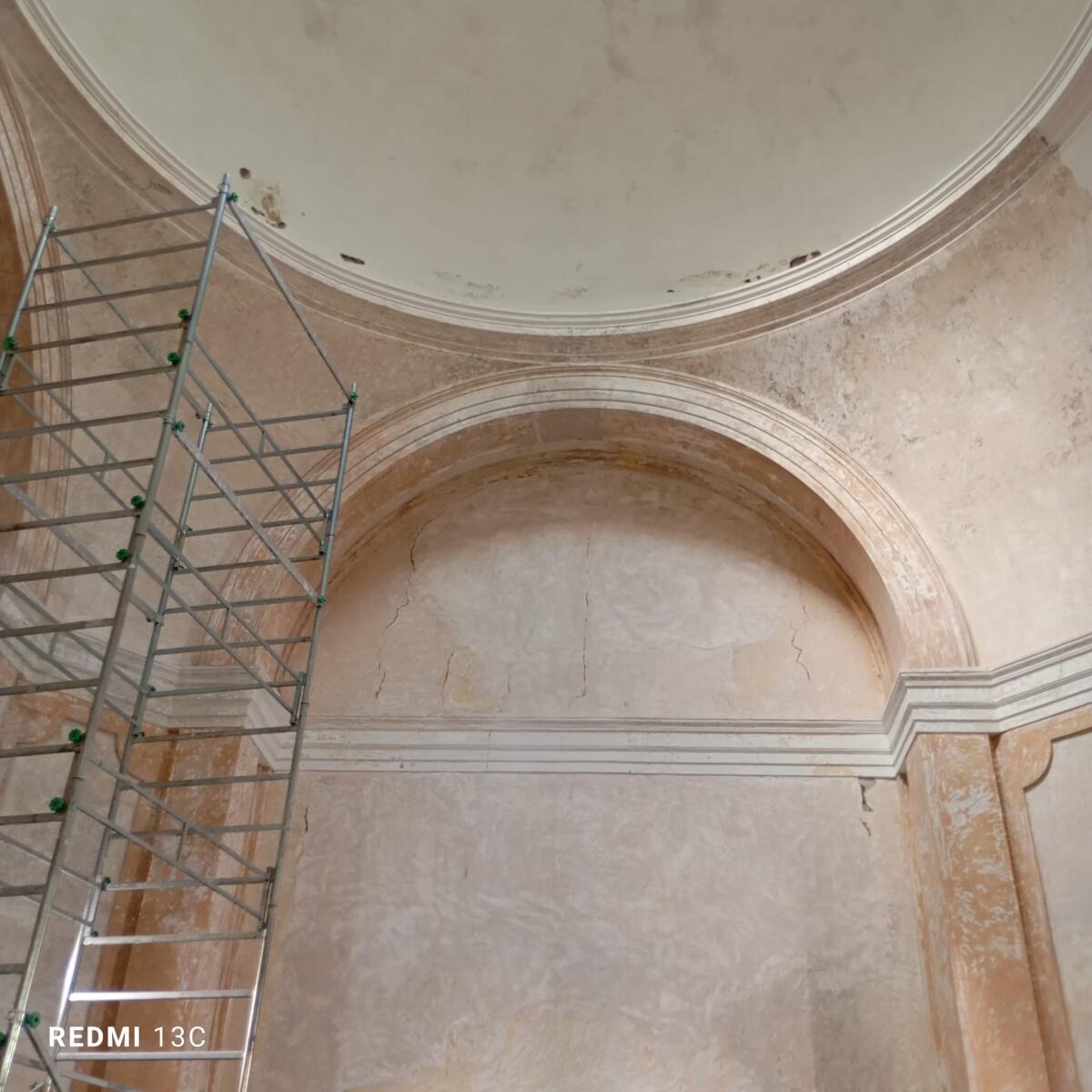 Chiesa del cimitero di Cisterna: tornano alla luce i colori originari - 