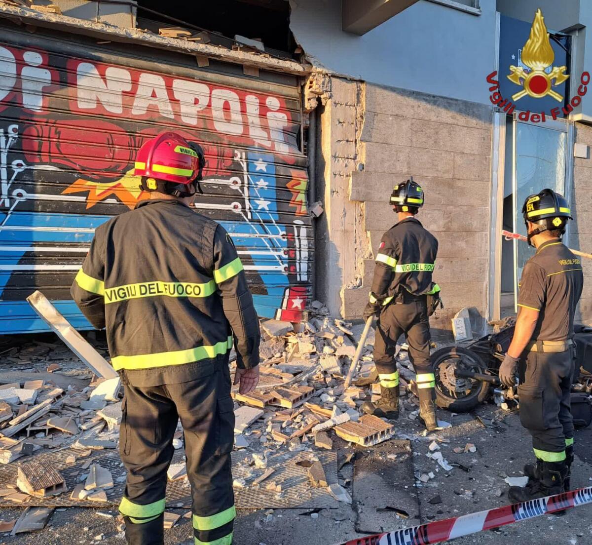 Bomba esplode davanti alla palestra Di Napoli ad Ostia - 