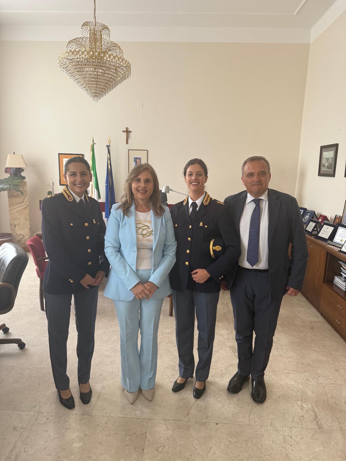 le nuove funzionarie Francesca Bruni ed Angela D’Auria assieme al Questore e al Prefetto di Latina