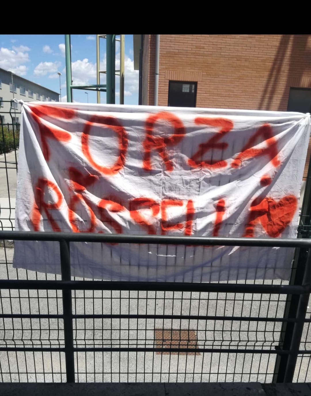 Lo striscione fatto rimuovere nei giorni scorsi