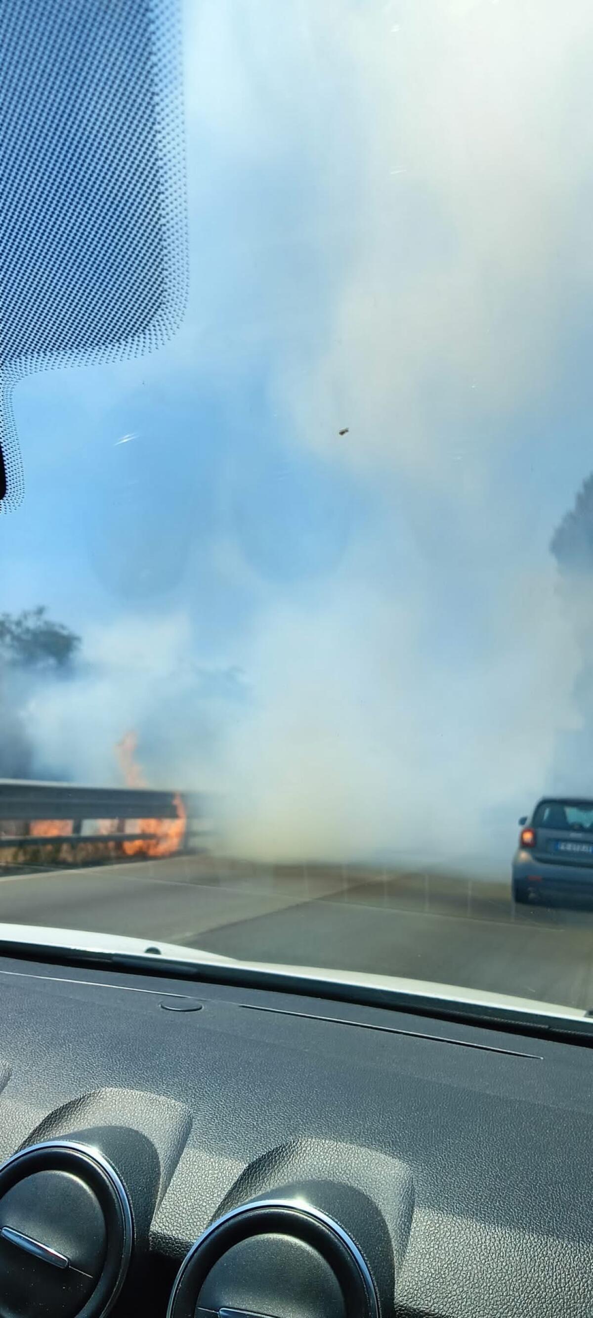 Pontina, incendio a Castel Romano: disagi - 