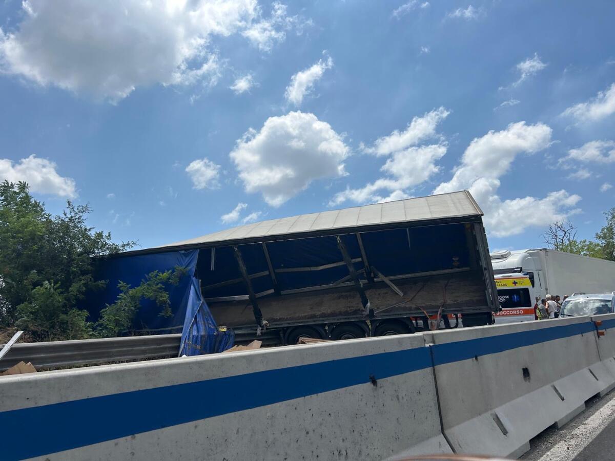 CAMION SI RIBALTA SULLA PONTINA, TUTTO FERMO VERSO ROMA - 