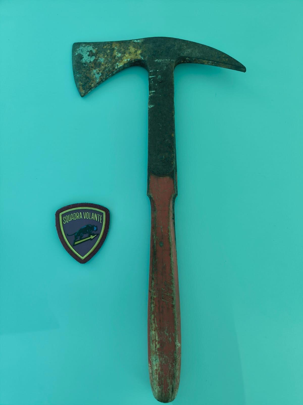 55enne di Aprilia girava in auto armato di un’ascia. Intercettato dalla Polizia. - 