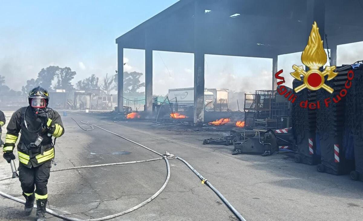 Incendio a Fiumicino, distrutta isola ecologica: in fiamme capannoni e rifiuti - 