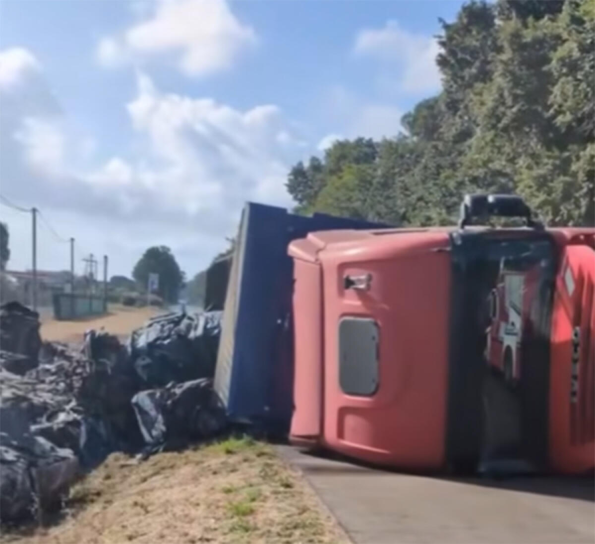 Tir si ribalta sulla Pontina a Sabaudia: il carico finisce in strada - 