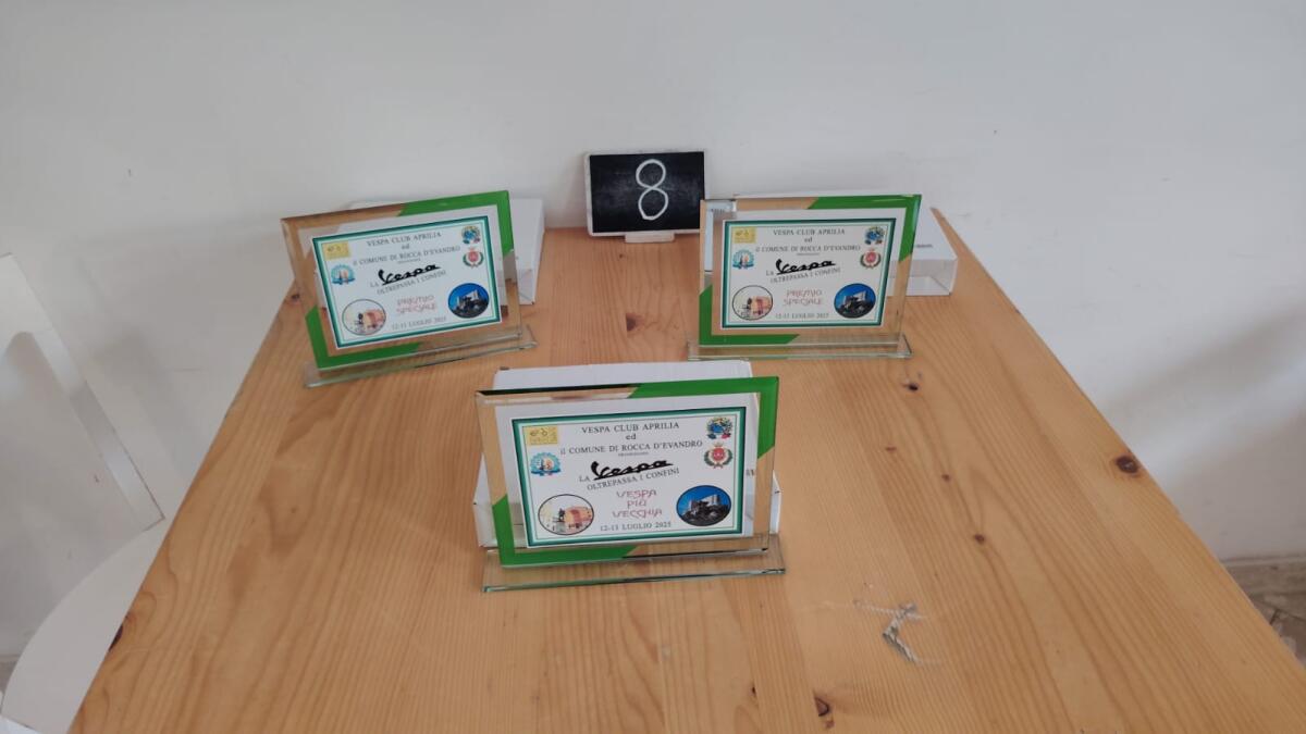 Aprilia partecipa alla carovana di oltre cento Vespe a Caserta - 