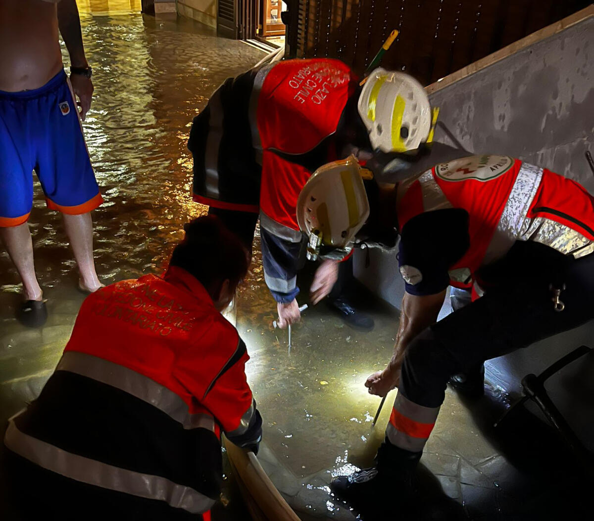 Bomba d'acqua ad Aprilia: città vulnerabile, volontari della Protezione Civile al lavoro per ore - 