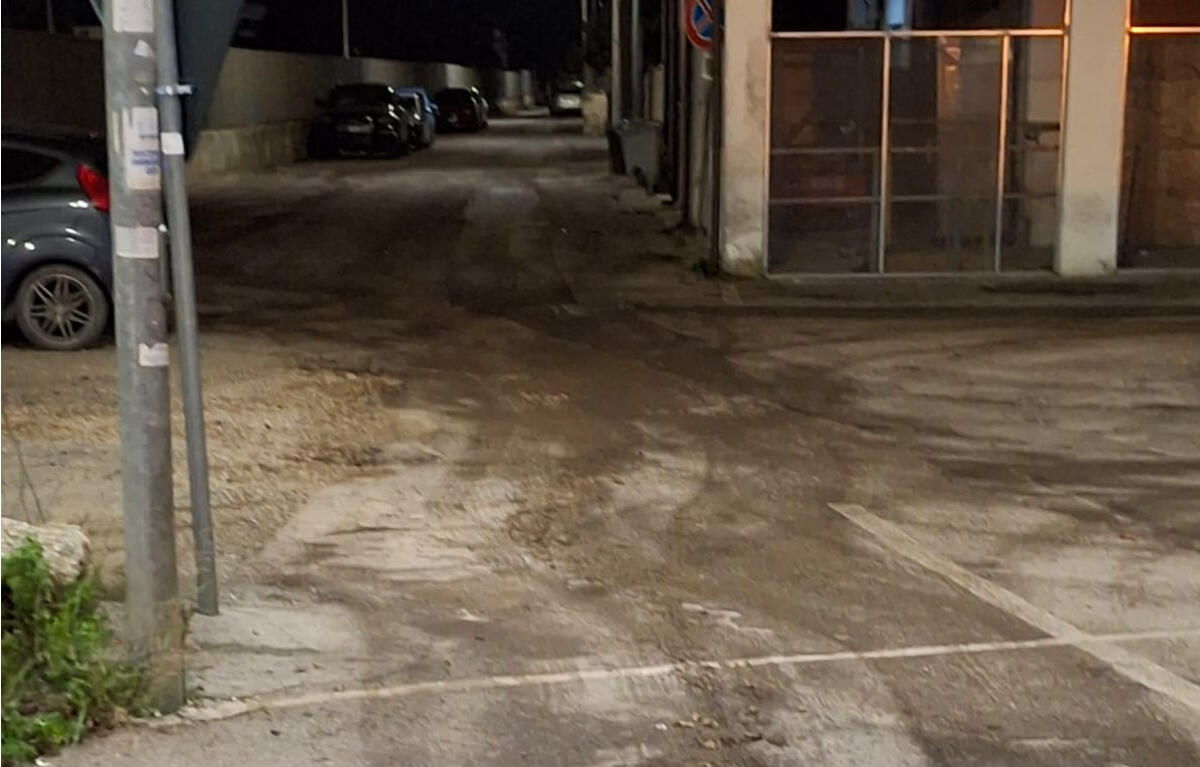 Appiccano il fuoco alle serrande, continuano le intimidazioni al commerciante di Lavinio - 