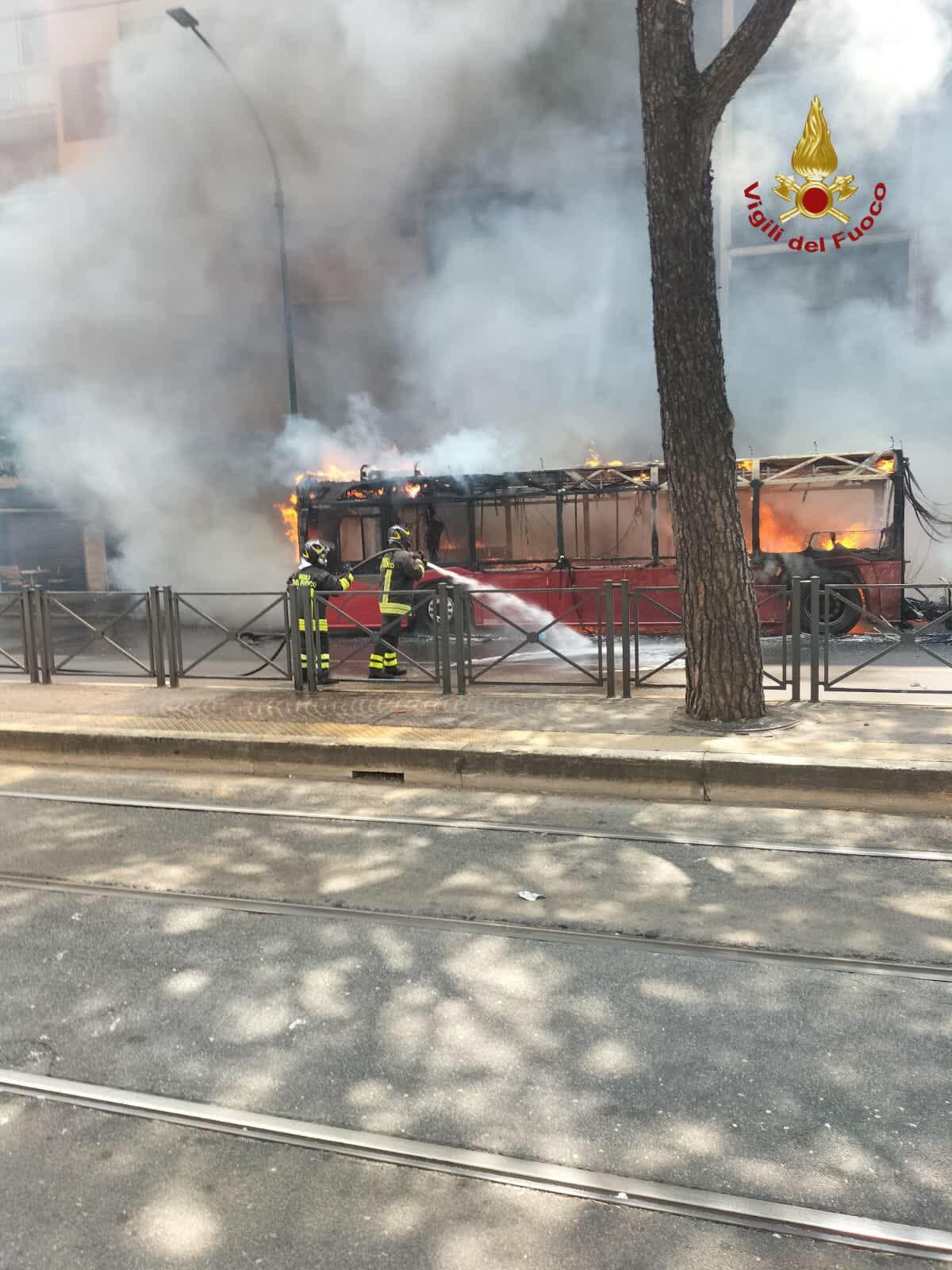 Bus in fiamme, danni alle finestre del primo piano - 