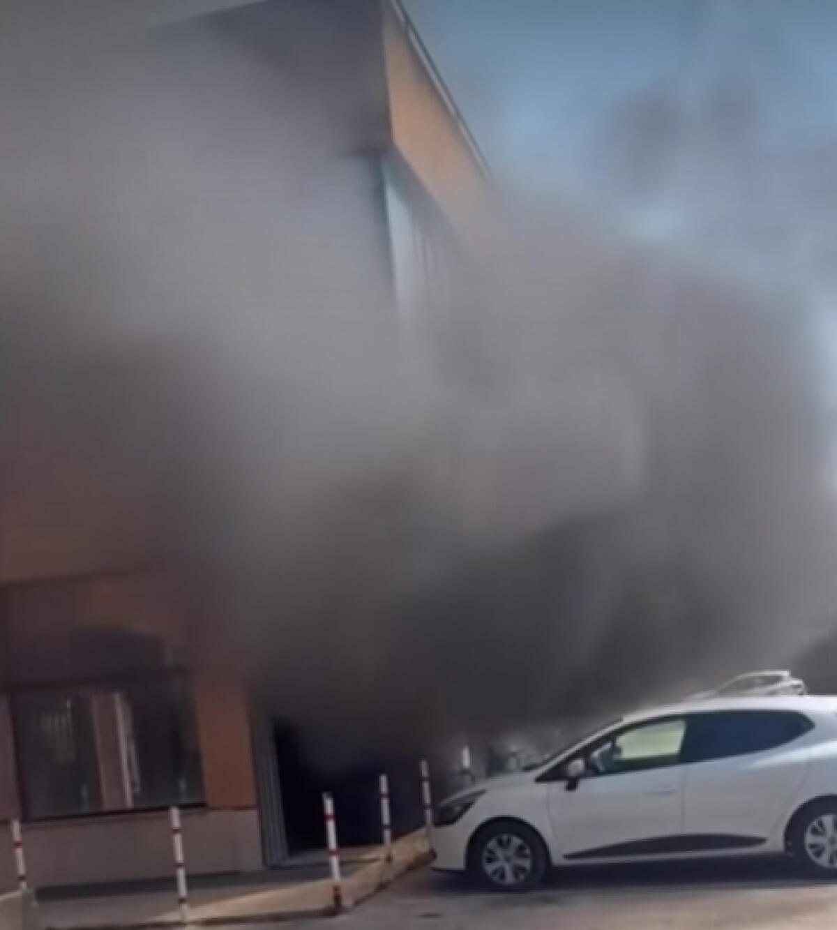 In due nel garage delle auto incendiate. Al vaglio le immagini della videosorveglianza - 