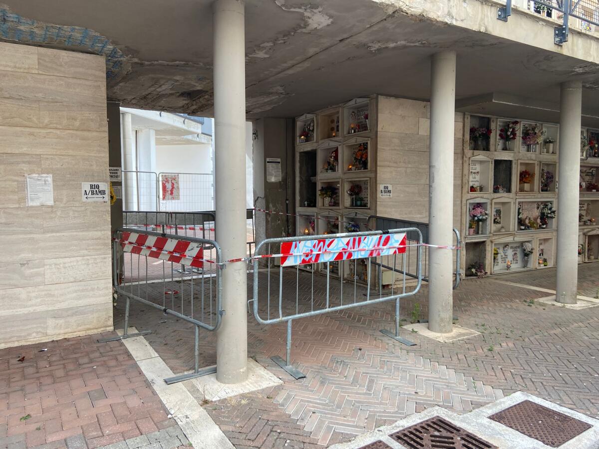 Aprilia - Vigili del fuoco al cimitero, alcune aree iterdette - 