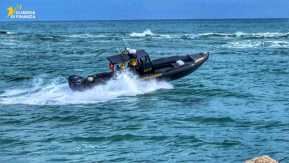 Yacht in fiamme al largo di Ponza, 7 persone salvate dalla Finanza. Un intossicato. - 