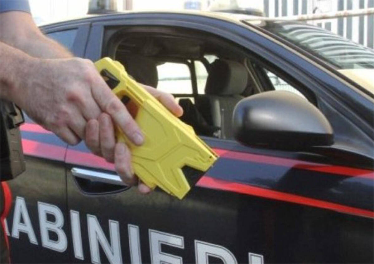 Pomezia, immobilizzato con il taser e arrestato. Deteneva quasi un chilo di cocaina e 35mila euro. - 