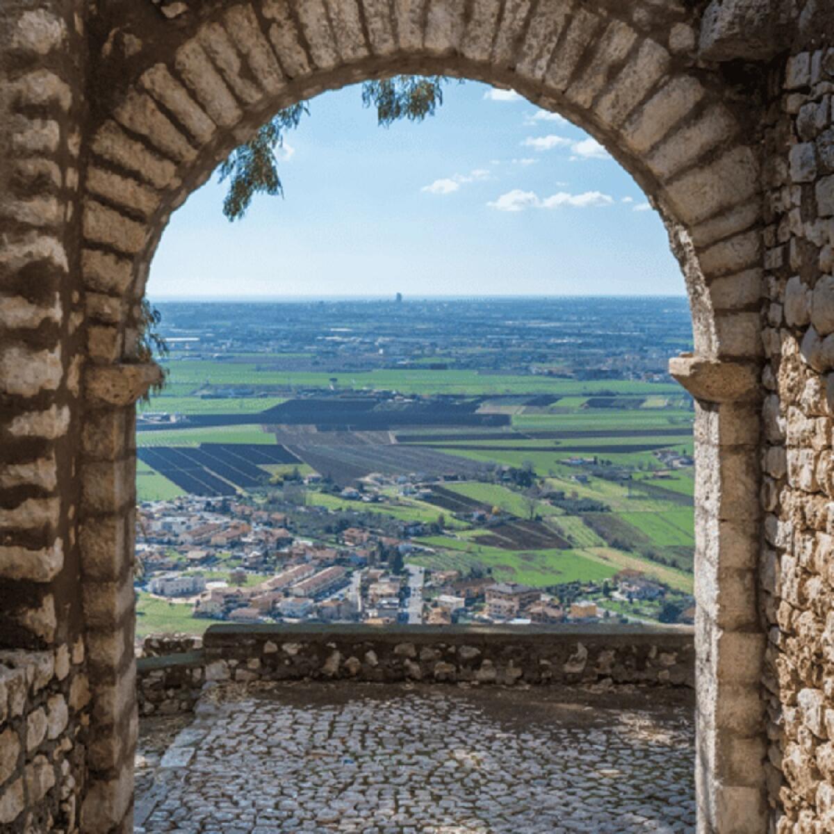 Selfie irresponsabile, donna cade dal Belvedere di Sermoneta per una foto - 