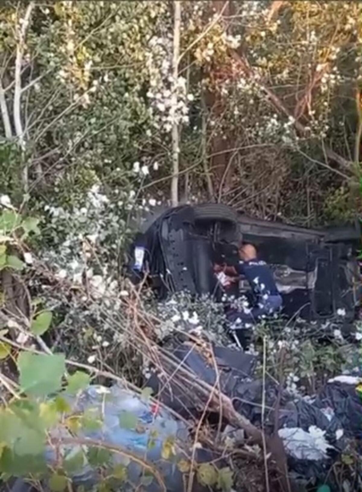 Fuori strada sulla Pontina poi finisce nel fosso, slavato dalla Polizia Stradale - 
