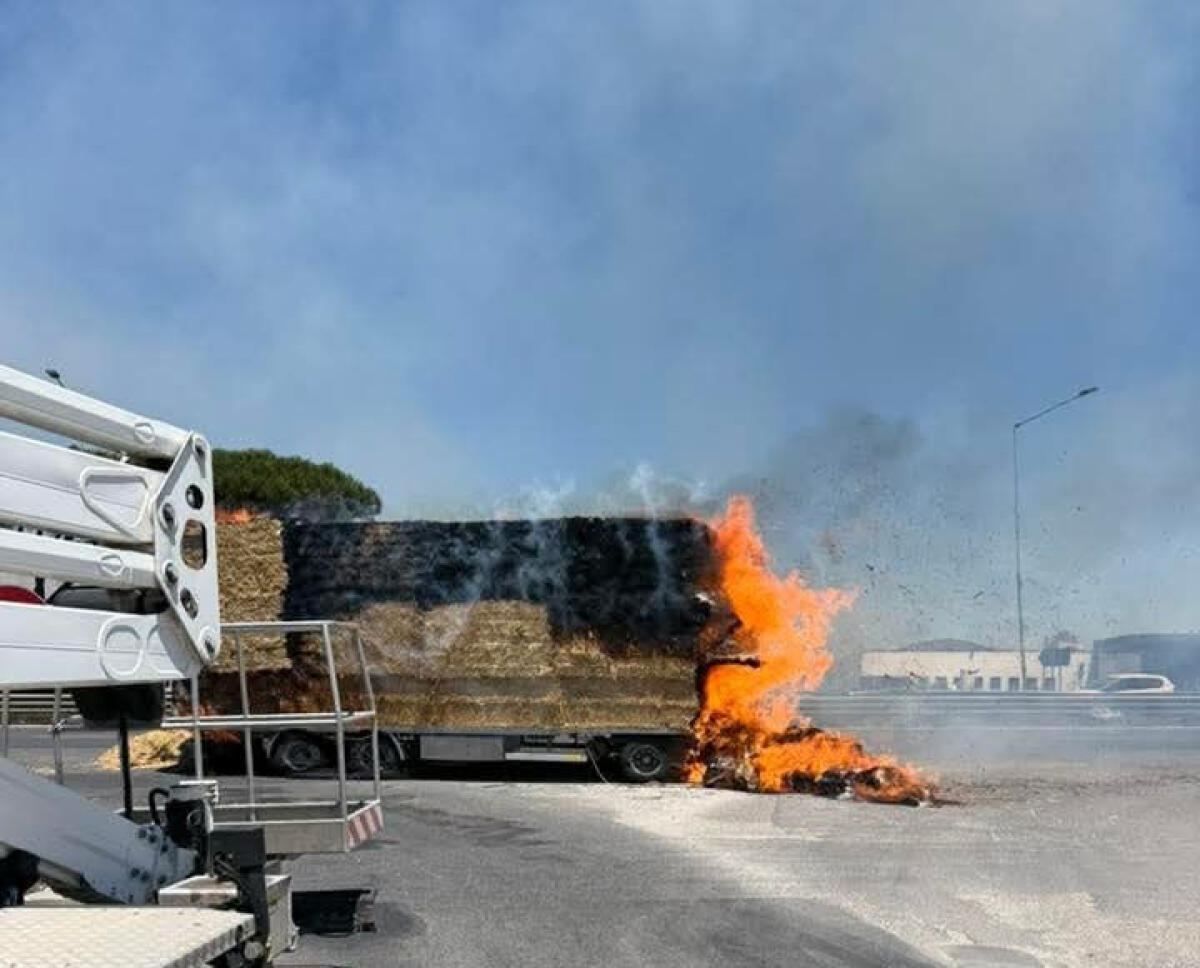 VIDEO - BLOCCATA ENTRAMBI I LATI: IN FIAMME UN CAMION CON BALLE DI FIENO E UN CAMPO INCOLTO - 
