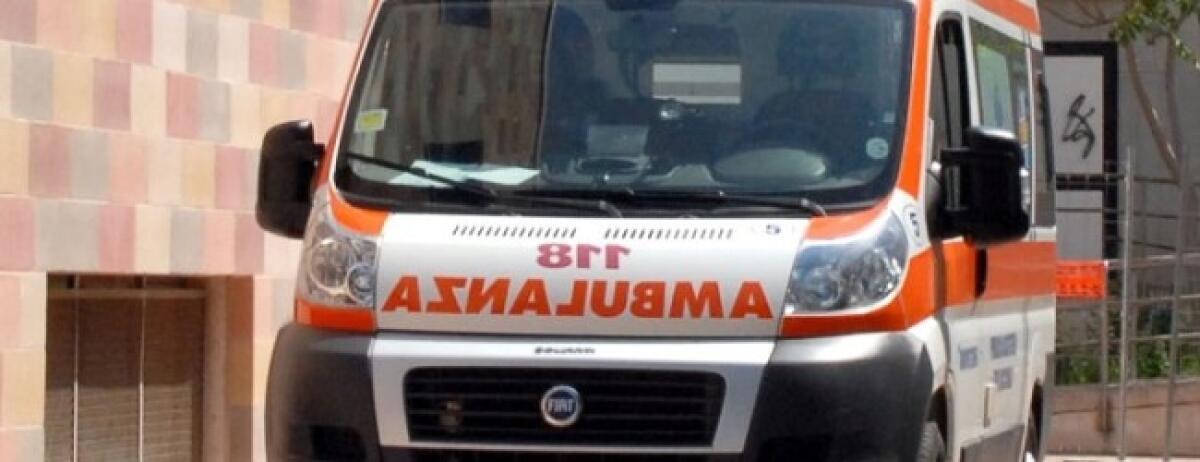 Soccorso da un'ambulanza che passava per caso, motociclista molto grave - 