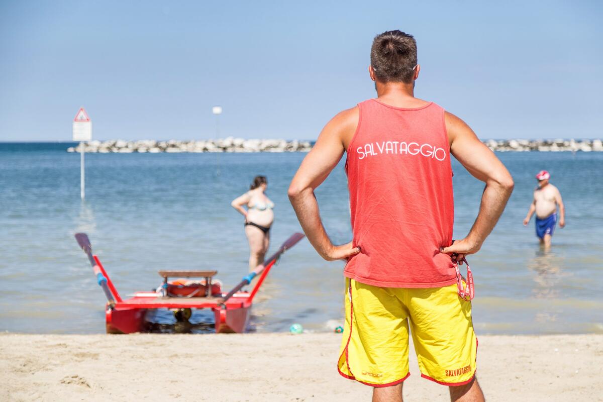 13enne rischia di annegare al lido di Latina, salvata dal bagnino che aveva appena staccato - 