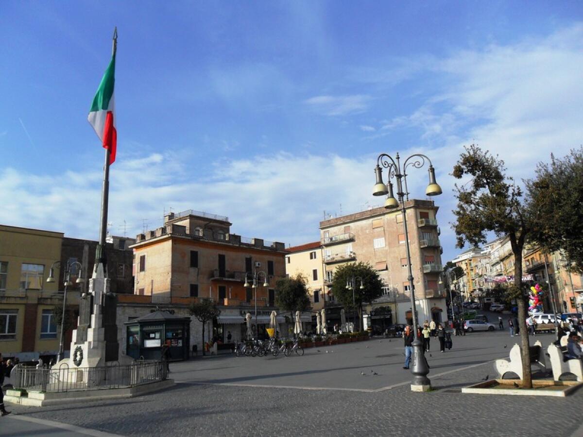 Auto piomba in piazza Tommaso Frasconi, a Genzano. Sfiorata la tragedia. - 