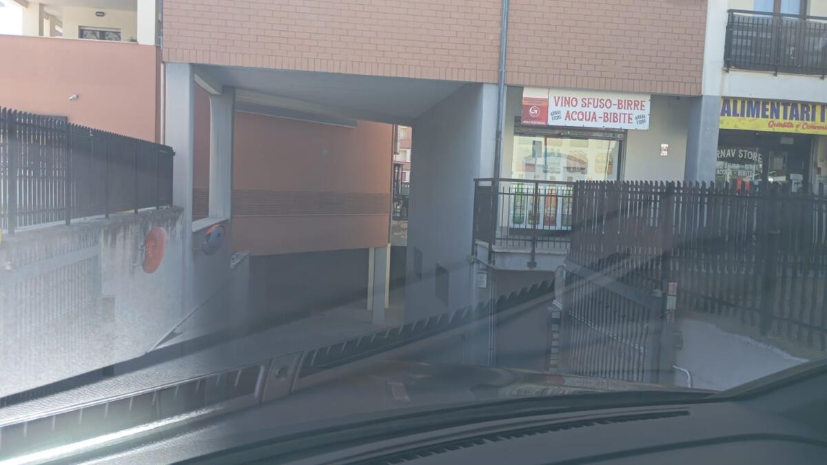 Banda di ragazzini in azione nei garage di via delle Palme, ad Aprilia. Danni e furti. Residenti esasperati. - 