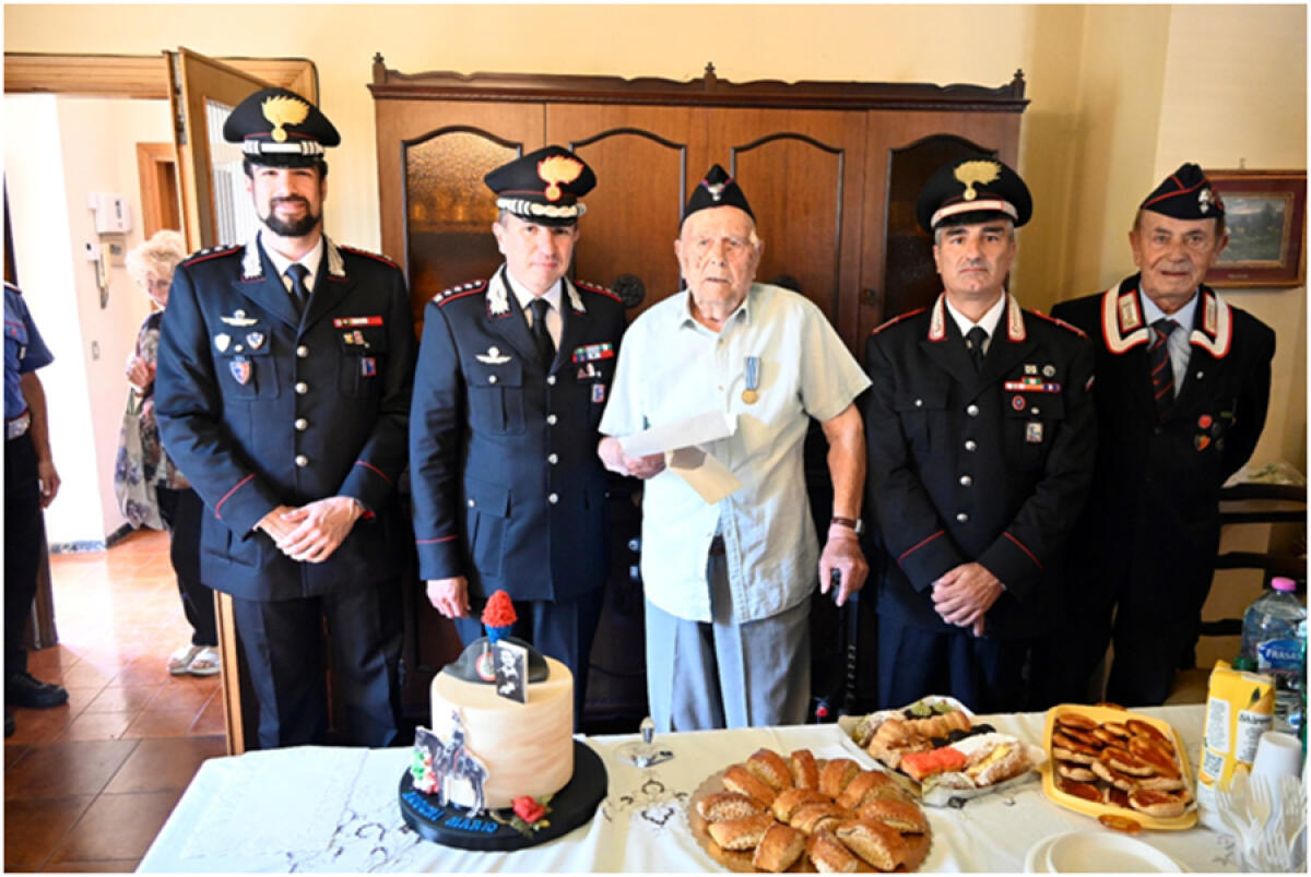 Un omaggio a Mario Ciavaglia per i suoi 102 anni, una vita nell'arma come Carabiniere a Cavallo - 