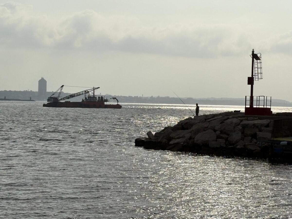Porto insabbiato, la draga di nuovo al lavoro - 
