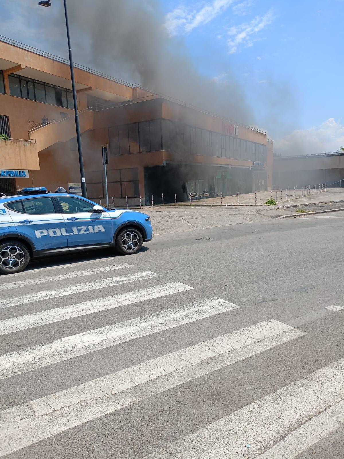 (VIDEO) APRILIA - A FUOCO IL PARCO AUTO COMUNALE - 